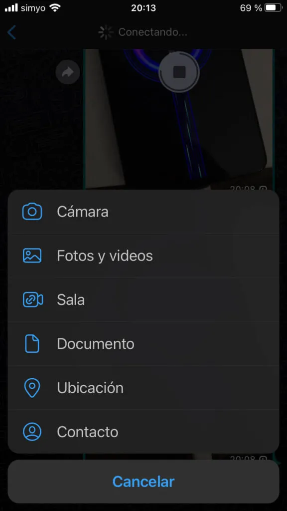 Modal de WhatsApp mostrando las opciones “Cámara” y “Fotos y vídeos”.