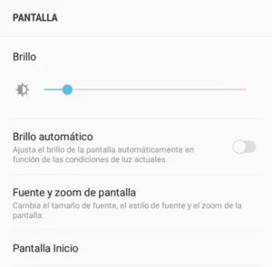 Menú de ajustes del brillo de un Android mostrando la barra para ajustar el brillo del dispositivo, y en donde se observa que el brillo automático está desactivado.