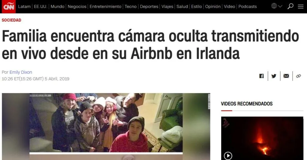Noticia de CNN sobre una familia que encontró una cámara espía oculta en el hospedaje de Airbnb en el que se había alojado.