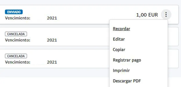 Lista de facturas creadas en PayPal, en donde se observa un menú desplegable mostrando la opción “Descargar PDF”, el cual aparece debajo de un icono con tres puntos.