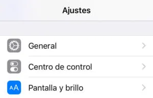 App de Ajustes mostrando las opciones “General” y “Pantalla y brillo”.