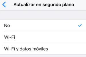 Menú para activar las actualizaciones de todas las apps de un iPhone, el cual muestra las opciones “No”, “Wi-Fi”, y “Wi-Fi y datos móviles”.