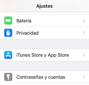 App de Ajustes de un iPhone, el cual muestra las opciones “Batería” y “Contraseñas y cuentas”. 