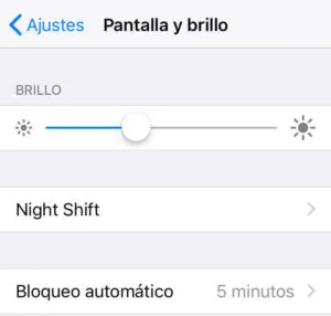 Menú del apartado “Pantalla y brillo”, el cual muestra la opción “Bloqueo automático”.