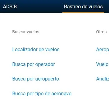 Página de FlightAware mostrando la pestaña “Rastreo de vuelos” y un menú que se despliega mostrando las opciones “Busca por operador”, “Busca por aeropuerto” y “Busca por tipo de aeronave”.