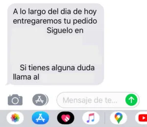 SMS mostrando un mensaje que dice que un paquete de una persona va a llegar pronto, y el cual también muestra un enlace donde el usuario puede rastrear su paquete.