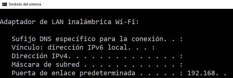 Símbolo del sistema de un ordenador mostrando los resultados de ejecutar el comando “ipconfig”, en el que se observa una dirección IP al lado de un apartado que dice “Puerta de enlace predeterminada”.