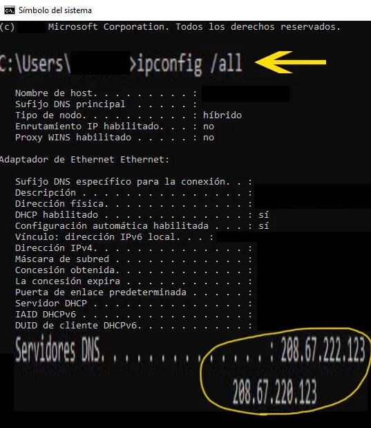 Símbolo del sistema de una PC mostrando el comando “ipconfig /all”, y la dirección del servidor primario y secundario de OpenDNS en el apartado “Servidores DNS”.