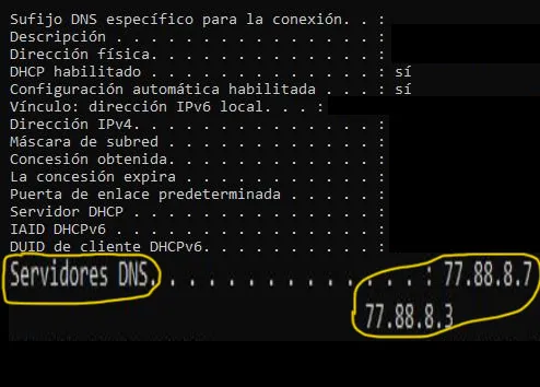 Símbolo del sistema de un ordenador mostrando las direcciones de los servidores DNS de DNS Yandex en un apartado llamado “Servidores DNS”.
