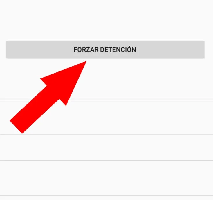 Ventana de “WhatsApp” del menú de “Aplicaciones” de los ajustes de un Android mostrando el botón “FORZAR DETENCIÓN”. 