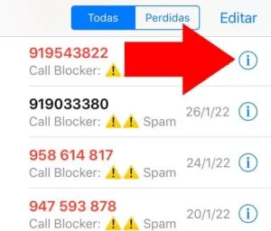 Historial de llamadas de un iPhone mostrando el icono de una “i” encerrada dentro de un círculo.