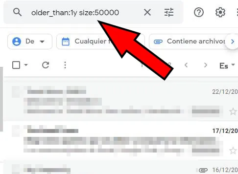 Cuenta de Gmail de un usuario, en donde se observan las palabras “older_than:1y size:50000” dentro de la barra de búsqueda de la web app.