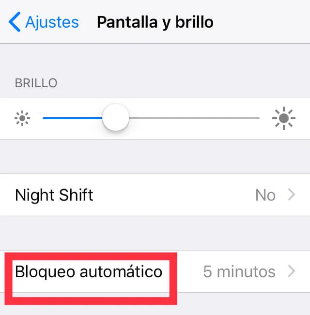 Menú de “Pantalla y brillo”, en donde se observa la opción “Bloqueo automático”.
