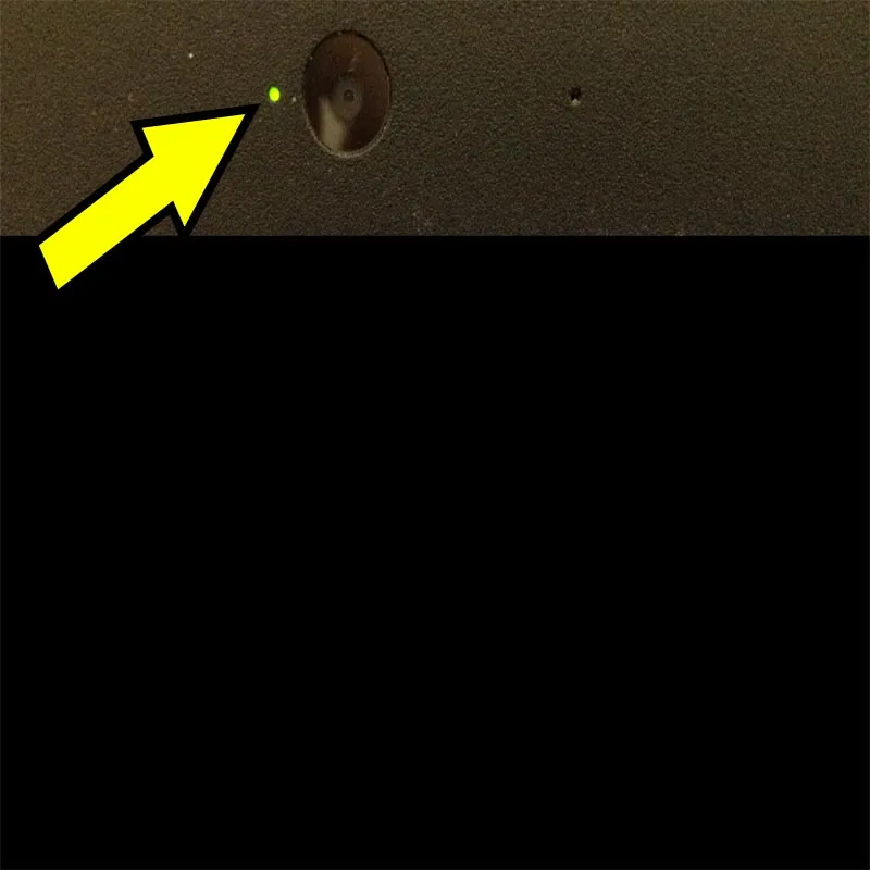 Cámara de un portátil cuya luz LED está encendida.