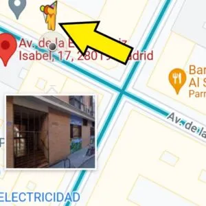 Icono del hombre amarillo siendo arrastrado en el mapa de Google Maps.