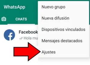 Menú de WhatsApp con la opción “Ajustes”.