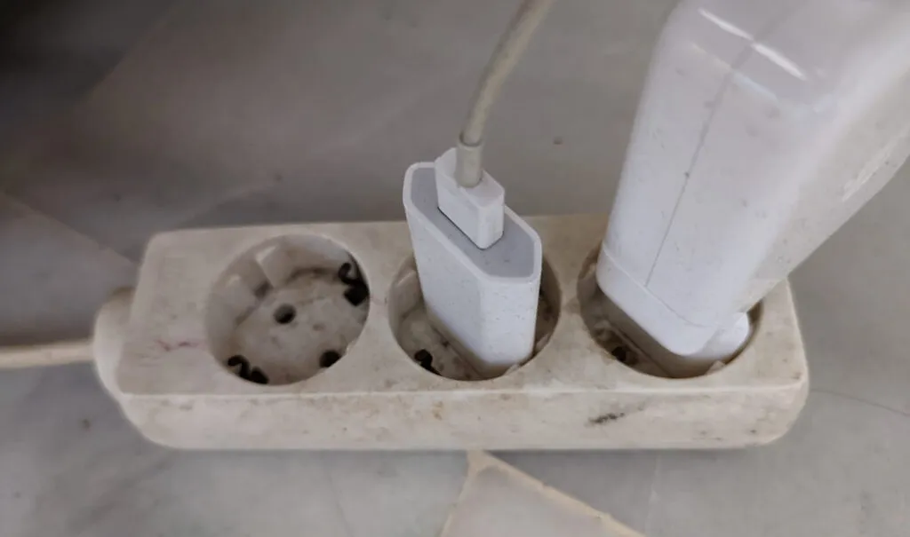 cargadores enchufados y muy sucios